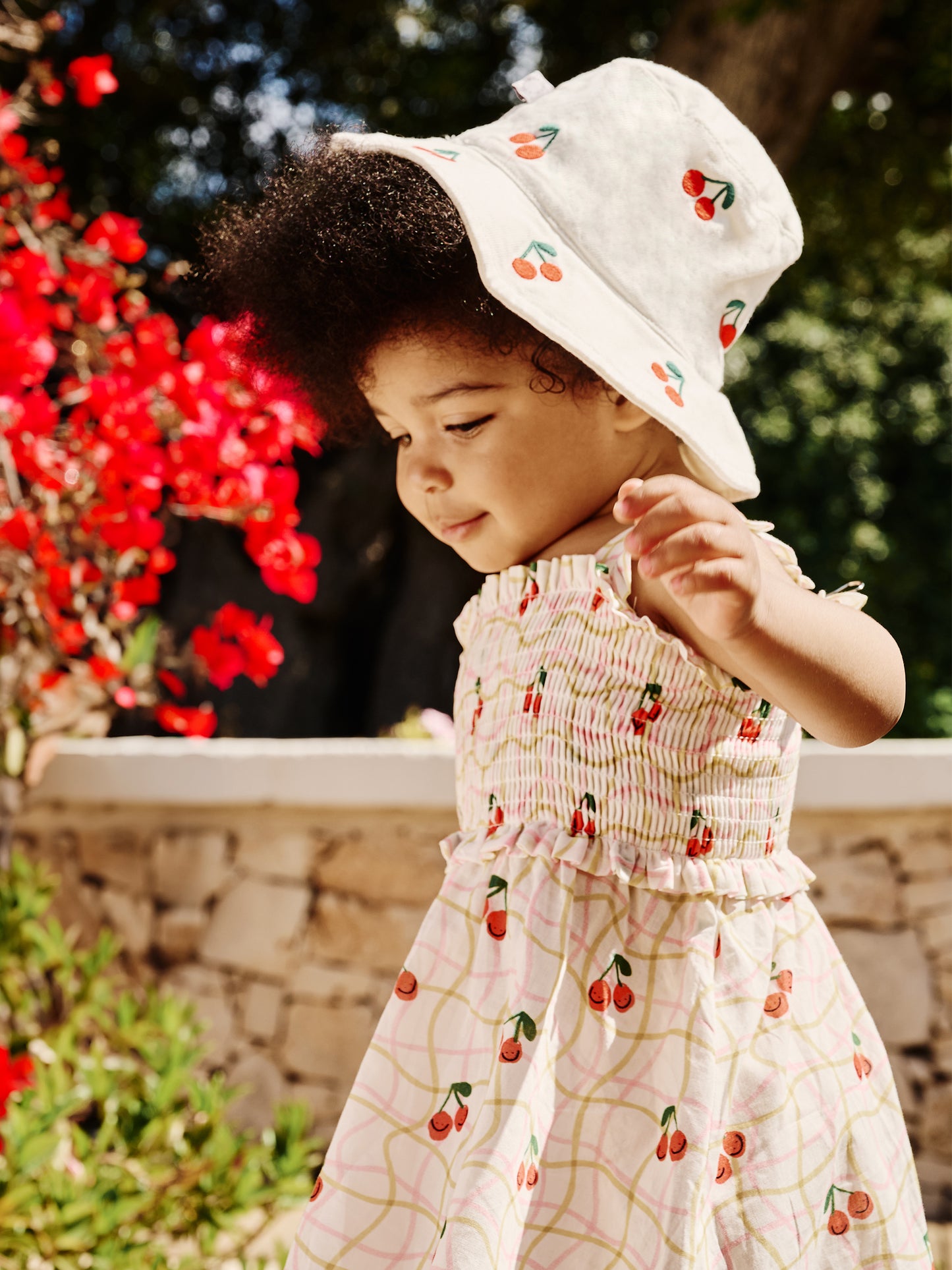 Cloche bianca per neonata con ciligie all over