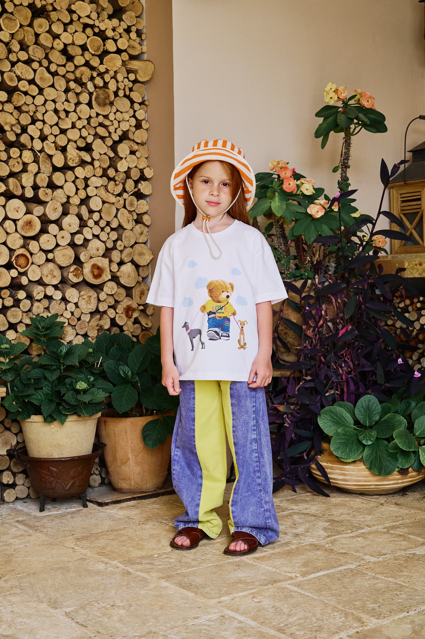 T-shirt bianca per bambini con orso e cani
