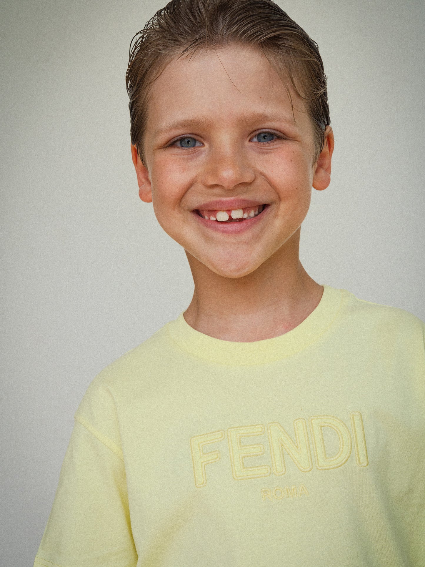 T-shirt gialla per bambini con logo