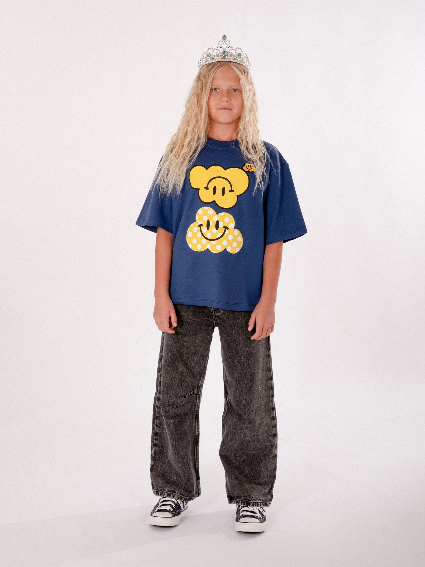 T-shirt blu per bambini con nuvola gialla a pois