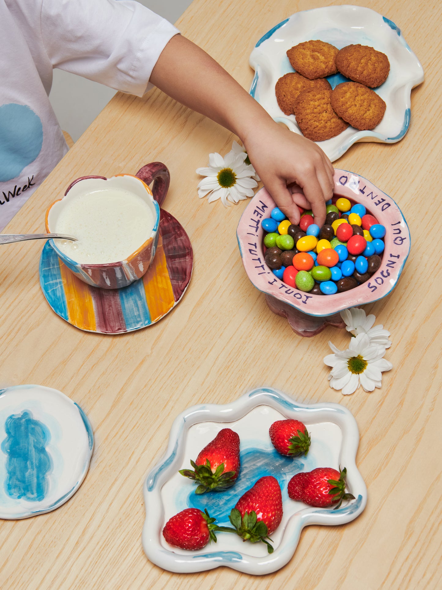 Tazza multicolor per bambini con piattino,By Lea Sfeir X Coccolebimbi,TAZZA CON PIATTINO