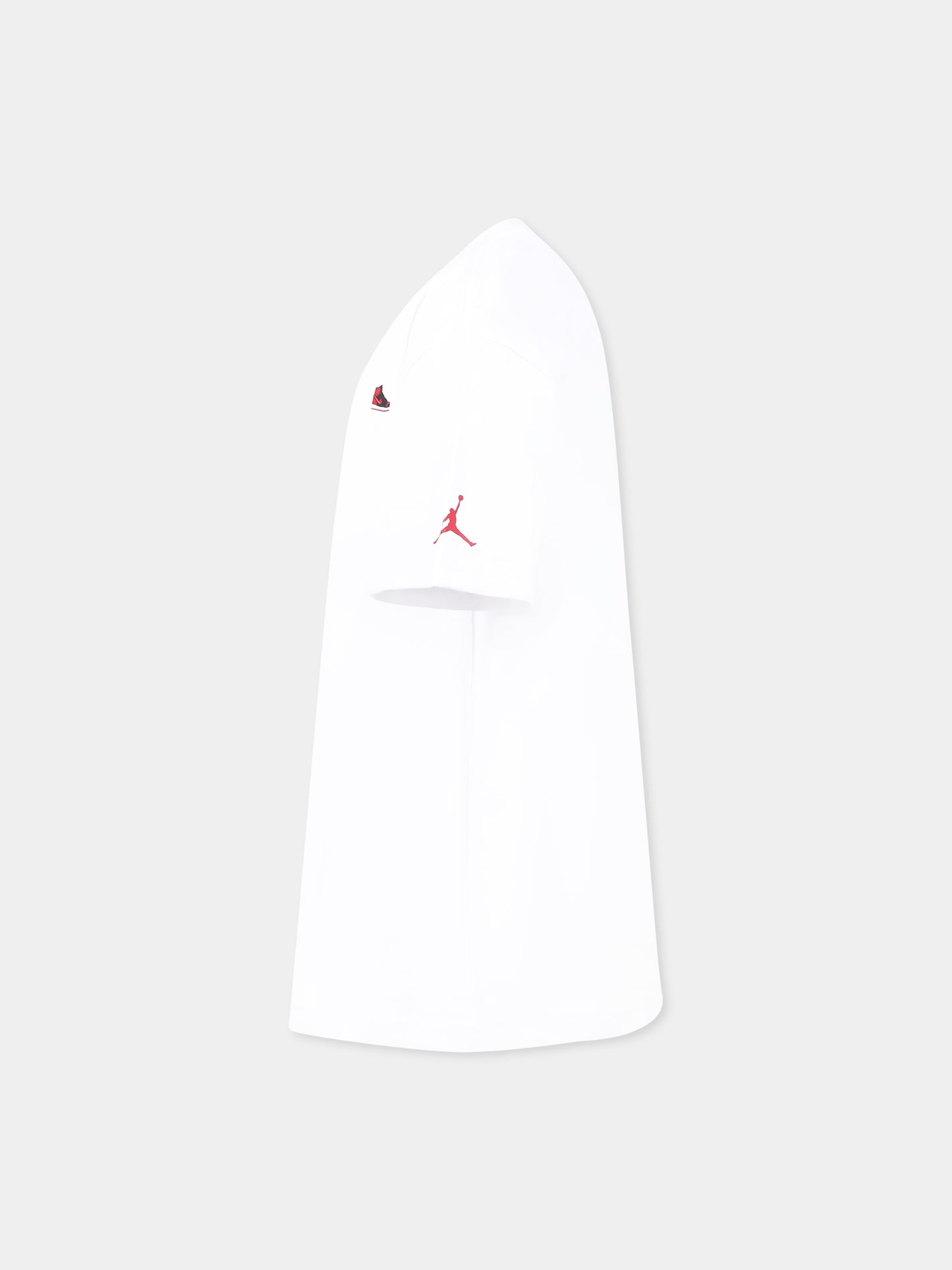 T-shirt bianca per bambino con sneaker