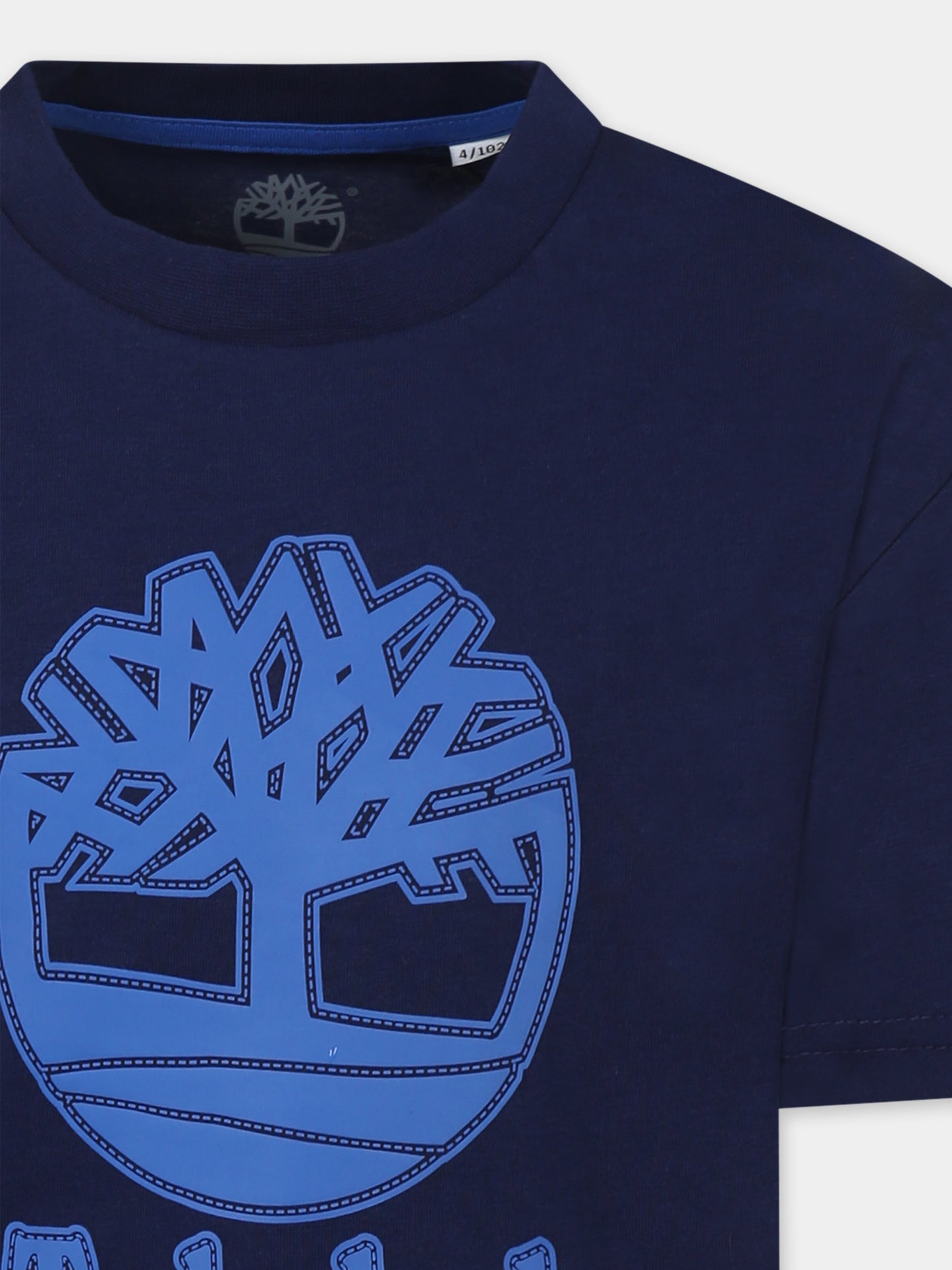 T-shirt blu per bambino con logo e albero